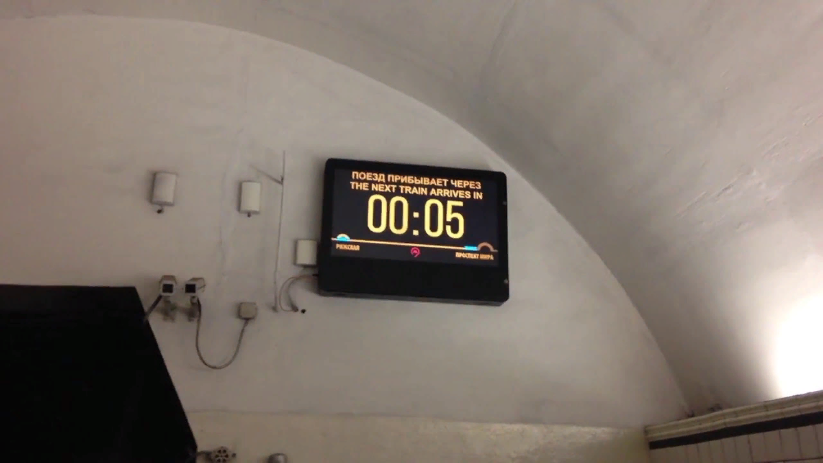Поезд прибывает на станцию в а часов. Таймер в метро. Таймер обратного отсчета в Московском метро. Интервальные часы в метро. Табло прибытия поезда метро.