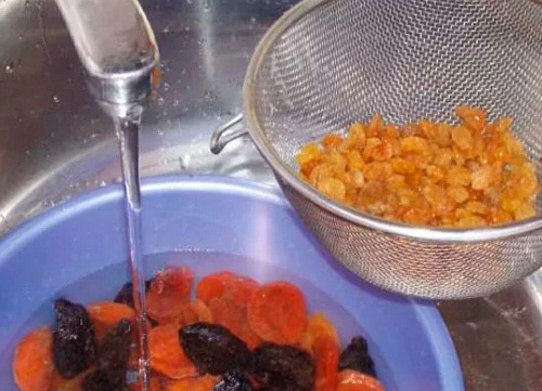 Сухофрукты вымочите час в воде, затем просушите