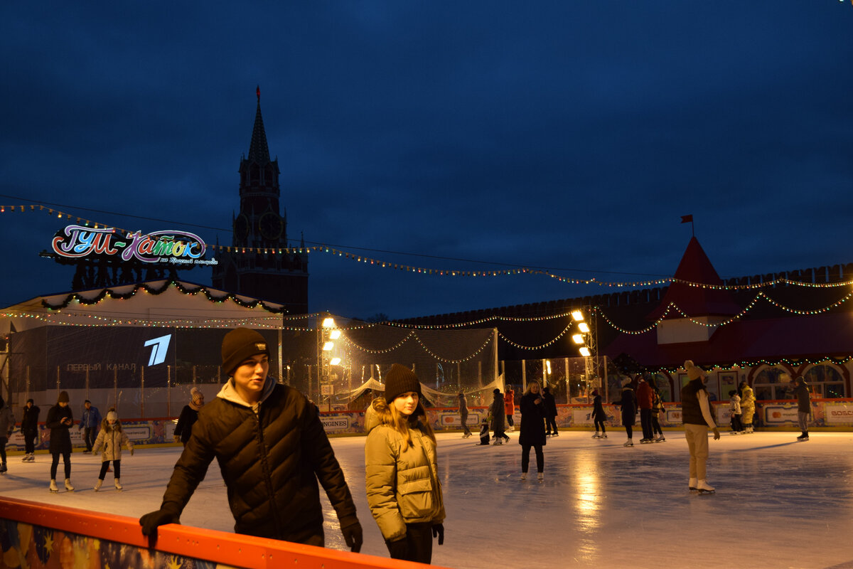 Ночь катков в москве. ГУМ каток. Москва красная площадь ГУМ-каток. Каток в Москве на красной площади. Каток ЦУМ красная площадь.