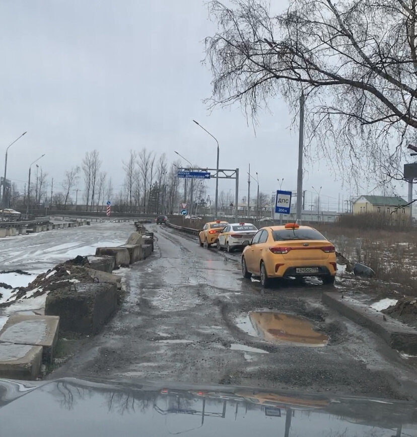 Вот она, объездная дорога в аэропорт. Либо по ней, либо круг в 35 км. Выбор за водителем 