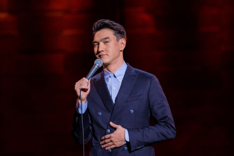 Нурлан Сабуров в Stand up. Фото взято из Яндекс Картинки