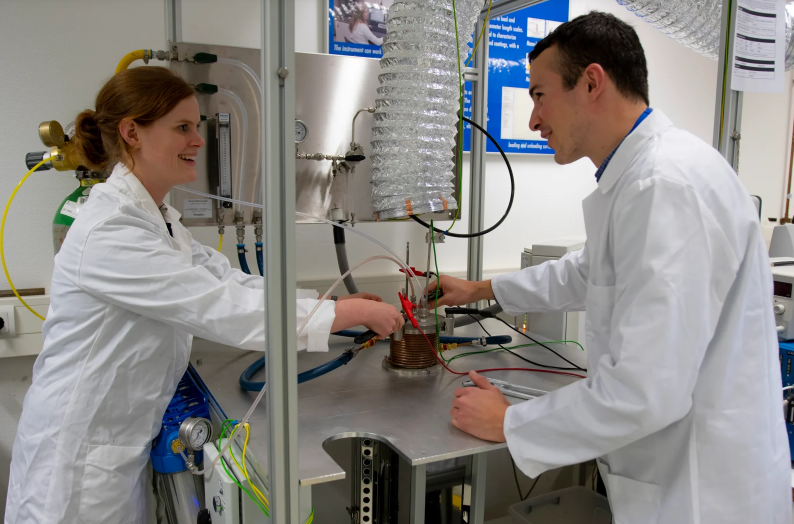 Бет Ломакс из Университета Глазго и научный сотрудник ESA Александр Мерисс, готовятся изготовить кислород и металл из искусственной лунной пыли, в Лаборатории материалов и электрических компонентов ESA.