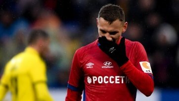 Фото: pfc-cska.comDaily Star утверждает, что в стане лондонский клубов «Челси» и «Вест Хэм» отказались от рассмотрения вероятности подписания 21-летнего игрока. Причина – его высокая трансферная стоимость. Якобы клубы не хотят платить 25 млн фунтов (29,7 млн евро) за Чалова, а армейцы не желают отдавать форварда в аренду, настаивая только на его продаже.
