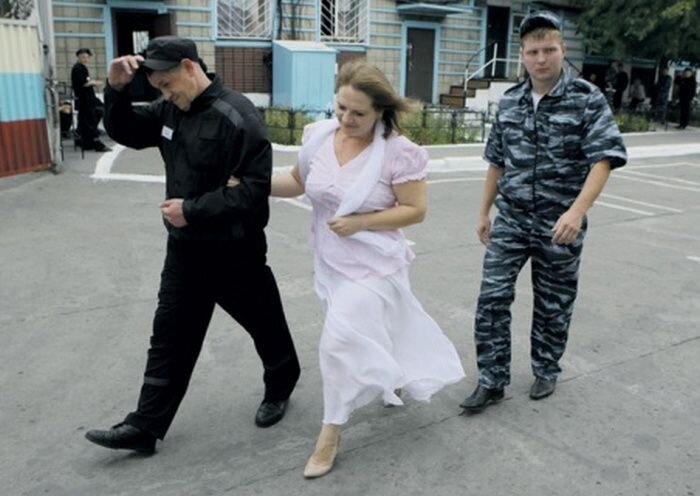 Таня не слышала никого, она летала от счастья (http://warnet.ws/img/518/brak/3.jpg)