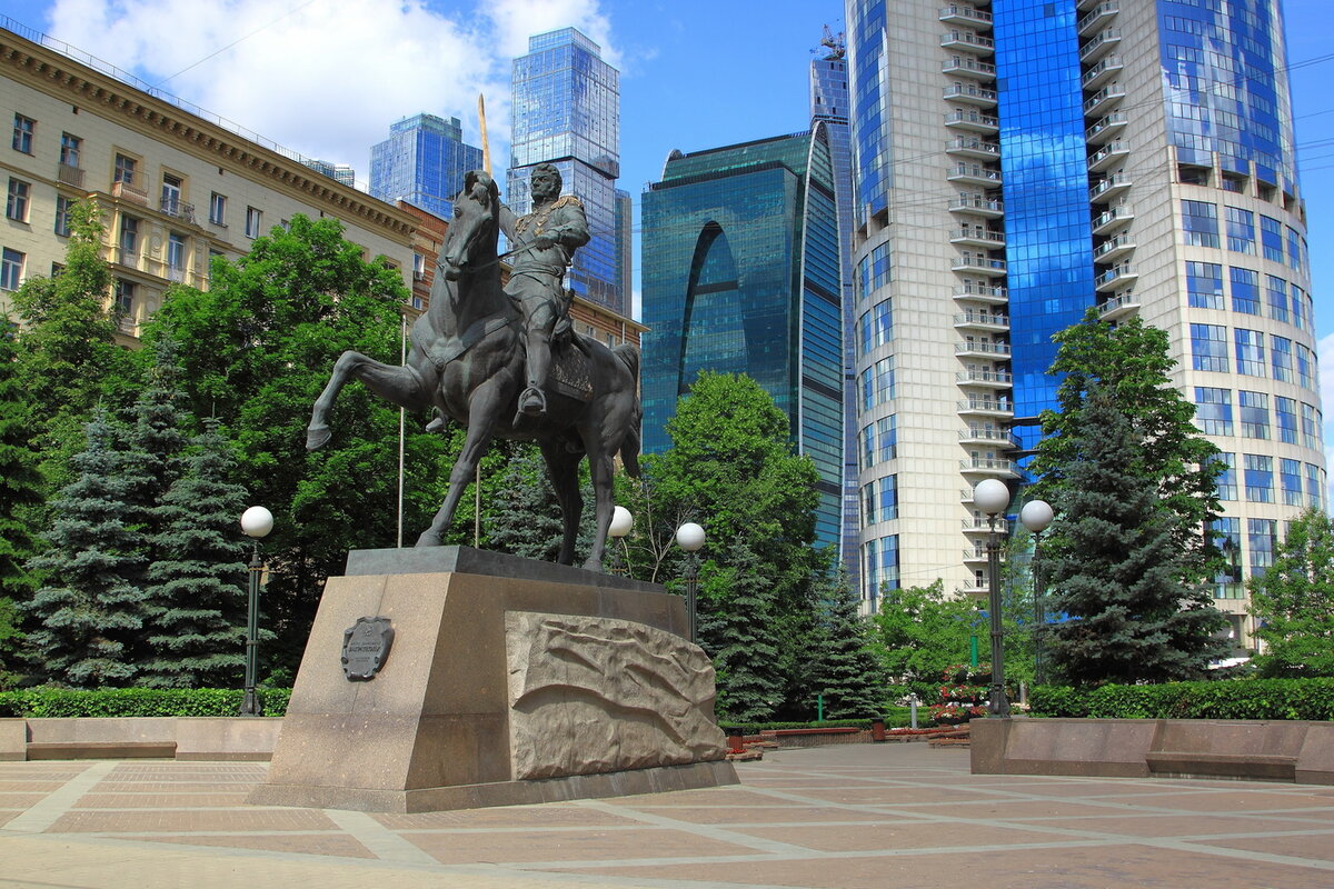 Памятники в москве фото. Памятник Петру Ивановичу Багратиону на Кутузовском проспекте Москвы. Памятник Багратиону на Кутузовском проспекте. Петр Багратион памятник. Памятник генералу Багратиону в Москве.