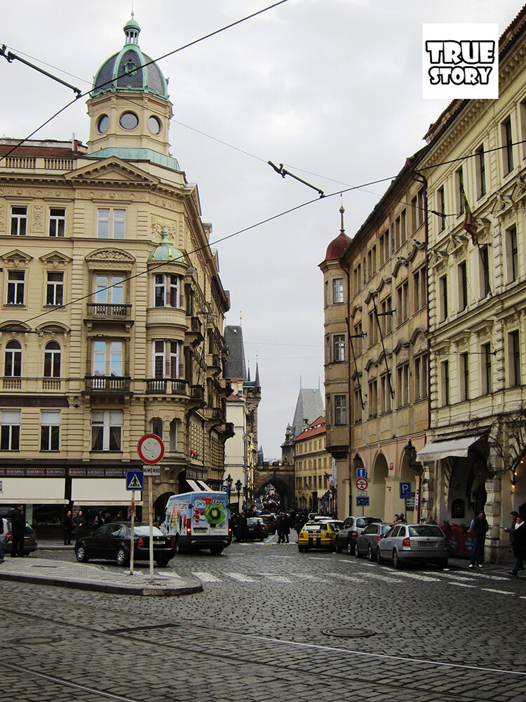 Почему попрошайки в Праге стоят в одинаковых позах? Кто они такие? (отзыв)