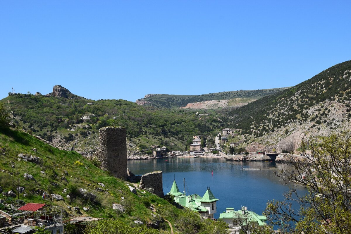 Портал крыма. Крепостная гора Балаклава. Турист в Балаклаве. Тур в Балаклаву. Дворец под крепостной горой в Балаклаве.