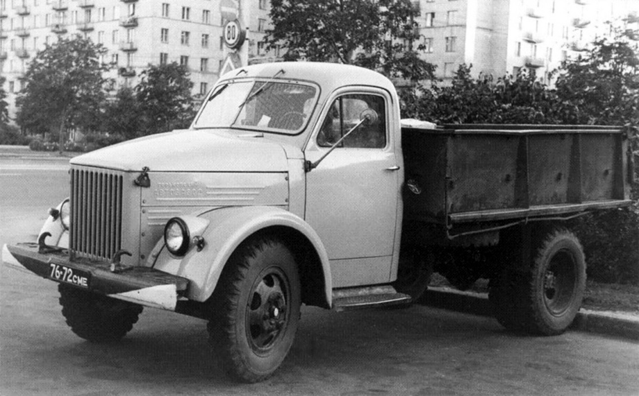 На смену ГАЗ-93Д в 1956 году пришел самосвал ГАЗ-93Б, созданный на базе ГАЗ-51А и получивший цельнометаллический кузов объемом 3.2 м³ (против 1.65 м³ у ГАЗ-93) и грузоподъемностью 2.25 т.