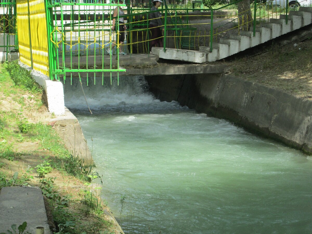 Мостик через речку у  шлюза.