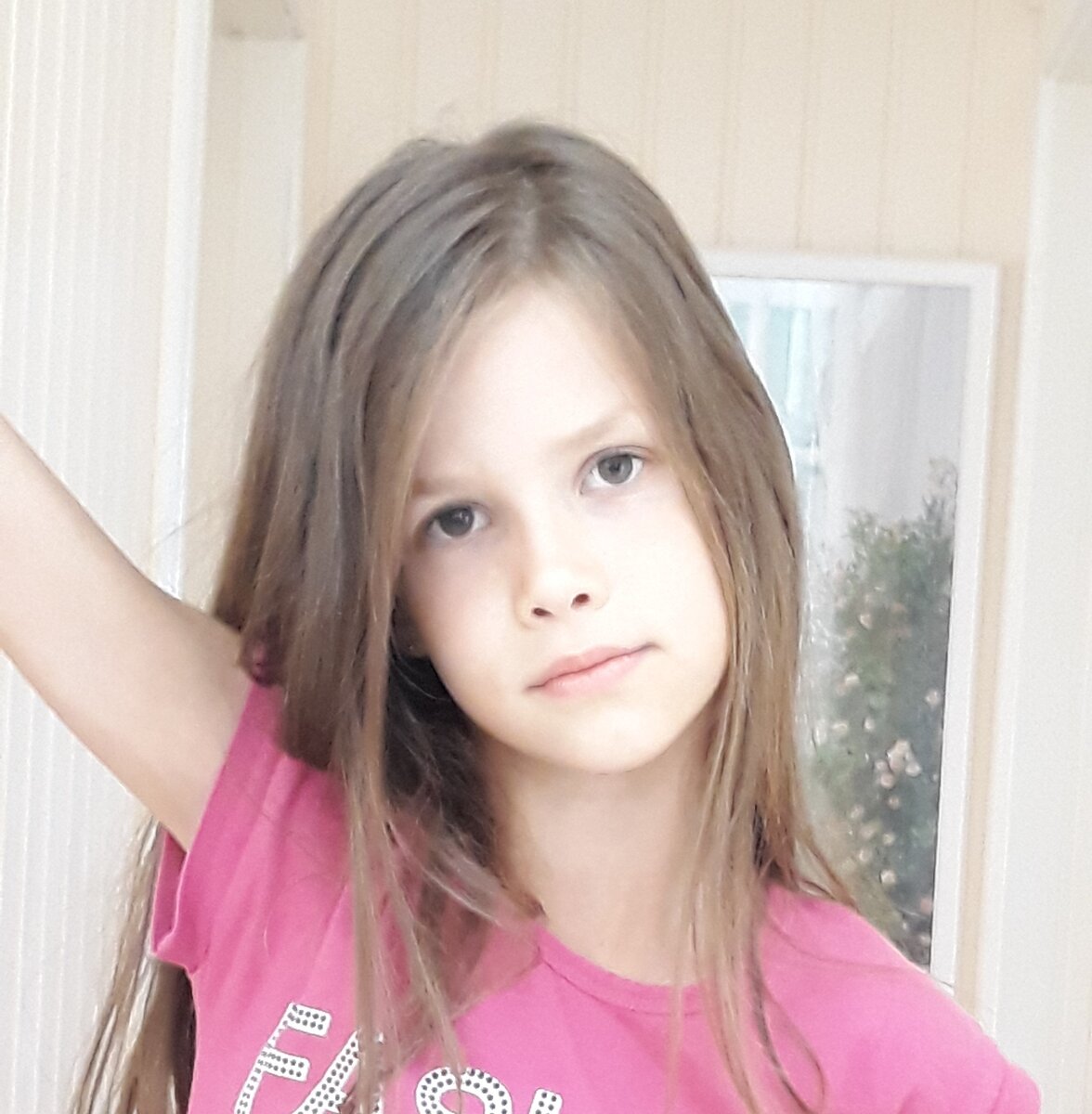 Алиса любит фотографироваться, а камера любит её...