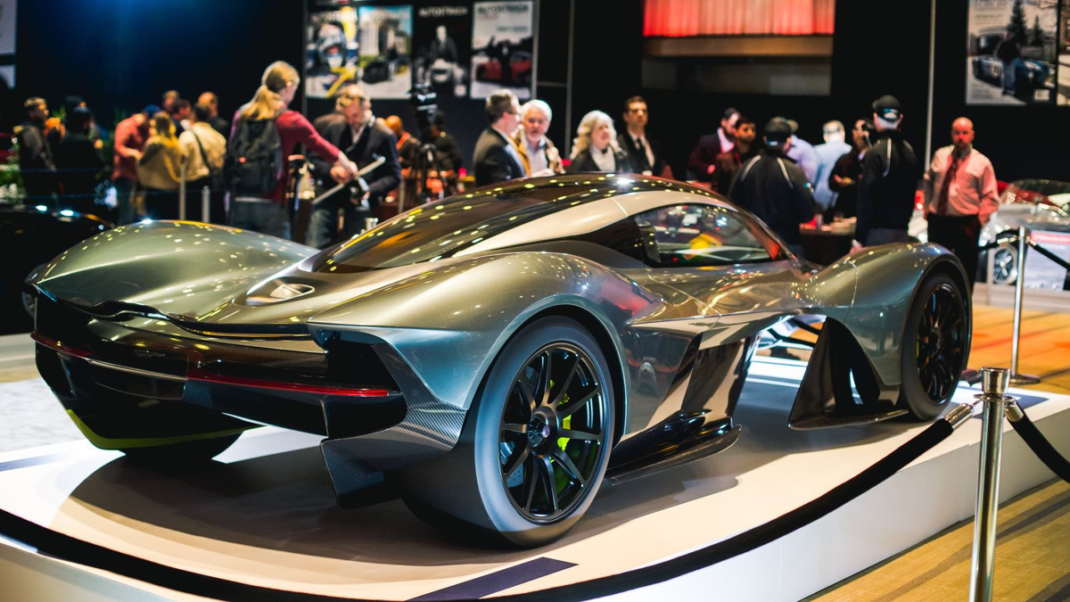 8 people 1 car. Aston Martin Valkyrie 2021.