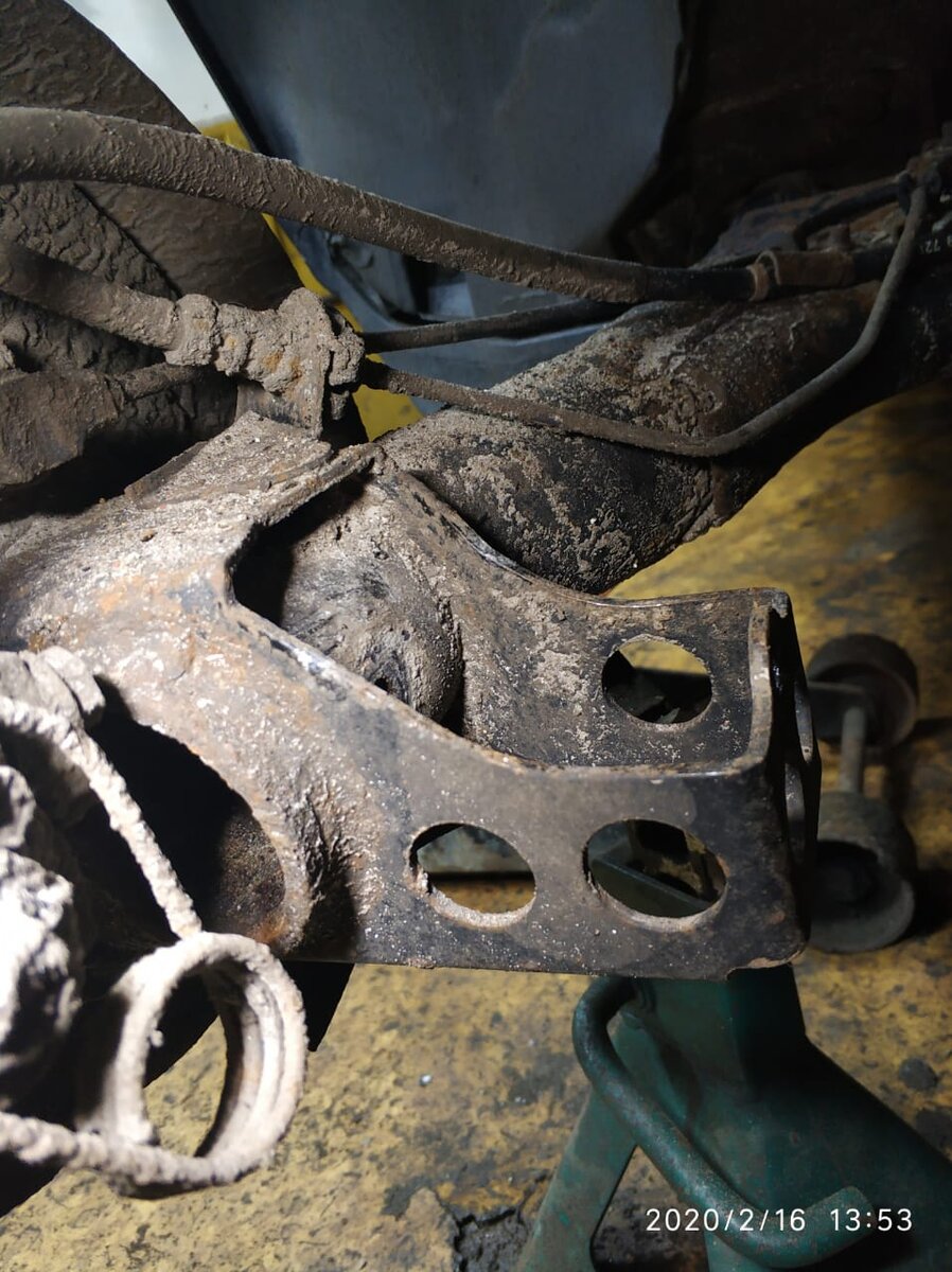 Откручиваем болт крепления амортизатора к балке.