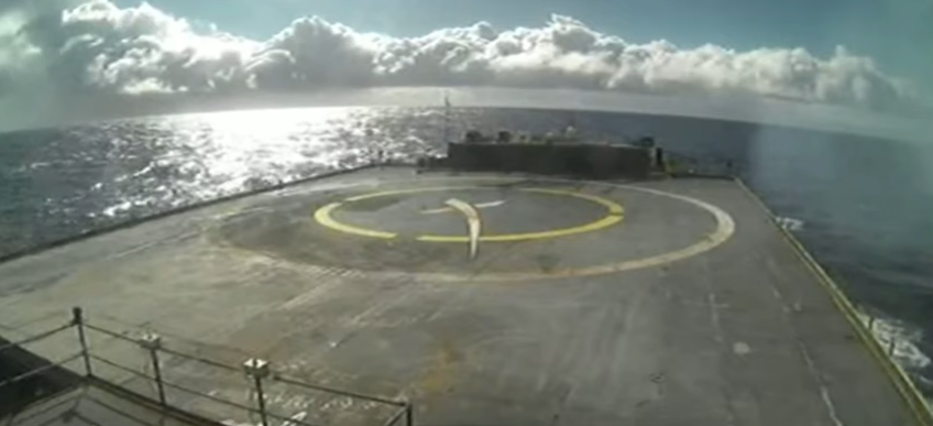 дымок справа от платформы, как раз от "приводнения"