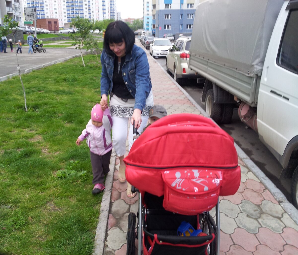 Многодетная мама с племянницей. 2013 Личный архив. 