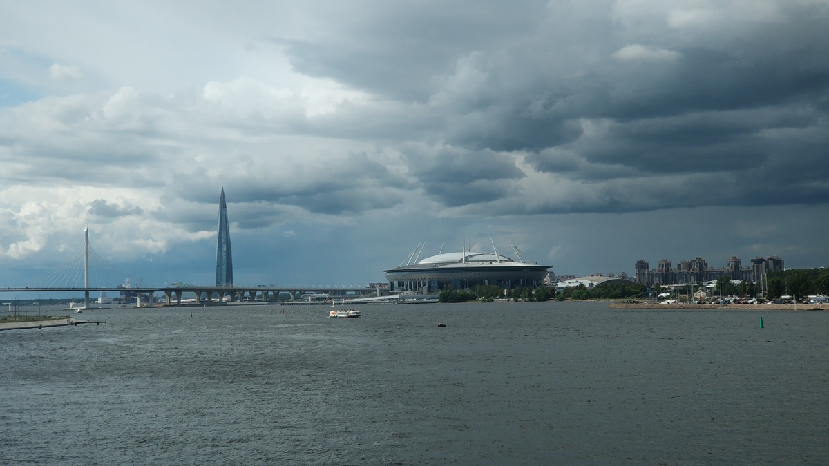 Вид на Зенит-арену и Лахта-центр. Петербург — это там, где небо сливается с водой