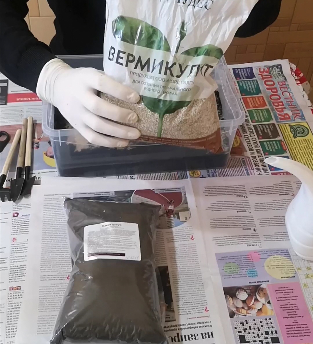 Насыпаем  вермикулит 