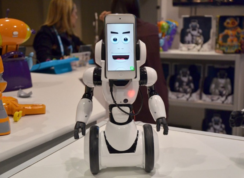 Робот с управлением с телефона. Робот с экраном. Дисплей робота. Робот игрушка помощник. Робот игрушка с дисплеем.