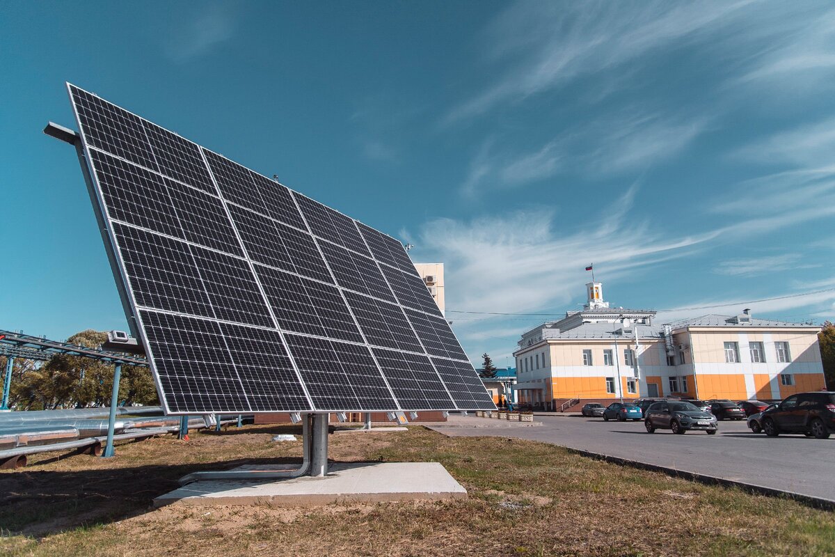Панель с системой слежения за солнцем - поворачивается за солнцем вокруг своей оси