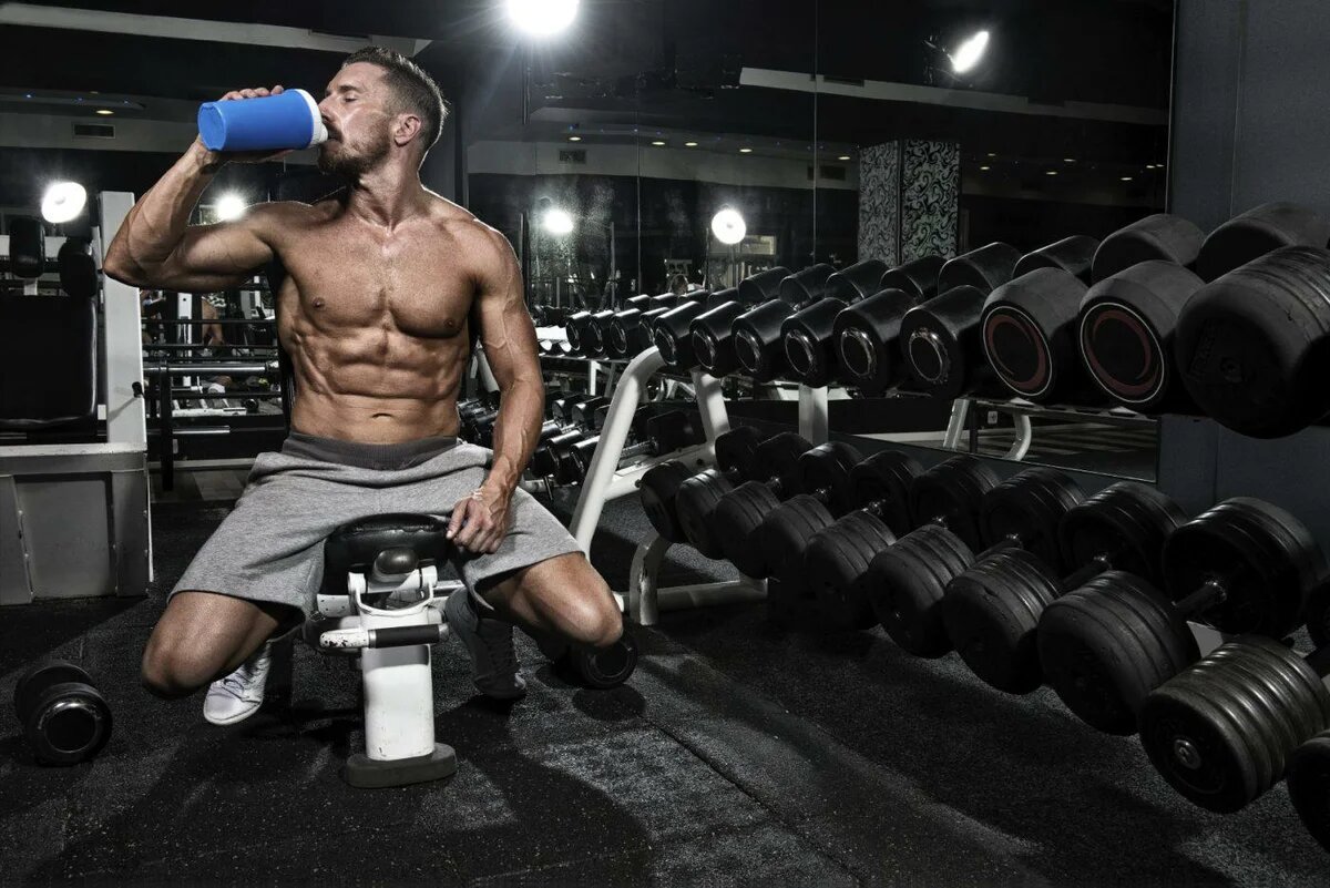 Можно ли пить протеин во время тренировки. Парень в спортзале. Качки в спортзале. Мужчина в тренажерном зале. Спортсмен в зале.