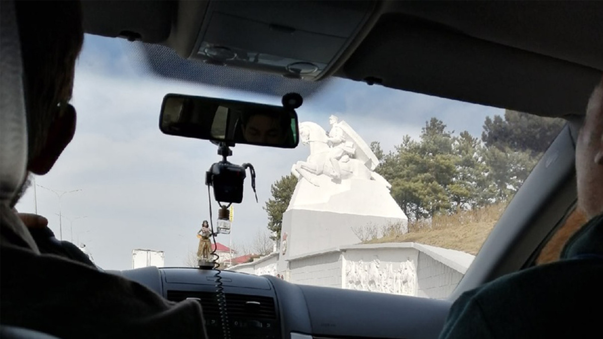 Памятник казакам-гвардейцам недалеко от станицы