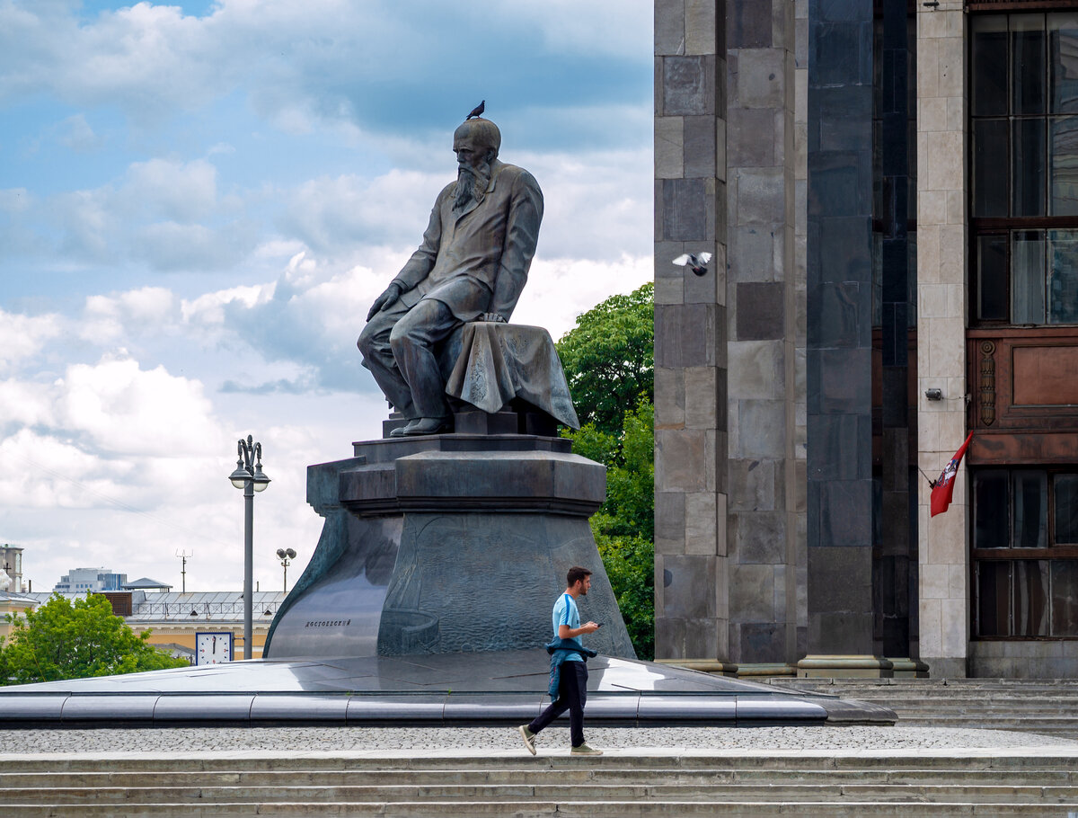 Памятник достоевскому в москве фото