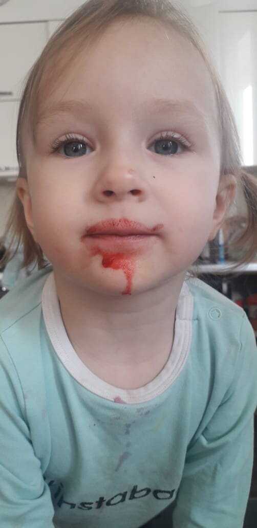 Фото младшей. Это клубничный сок. не пугайтесь))