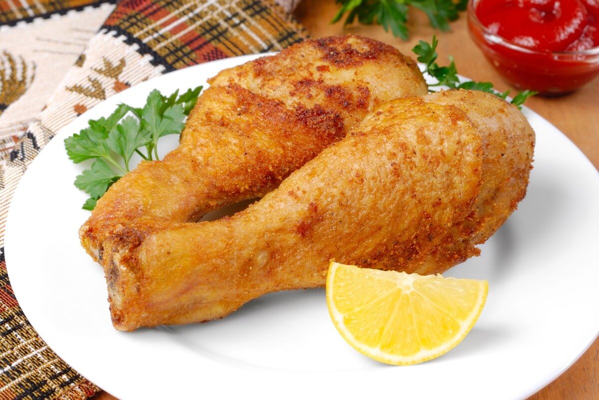 для того что бы нам  приготовить вкуснейшие и нежнейшие ножки нам нужно куриные ножки ,панировачные сухари ,не кукурузные хлопья а именно панировачные сухари, яйца ,мука подсолнечное масло не рафинированное , паприка либо красный перец .Давайте внесу ясность я приведу пример для приготовления 14 ножек ,это две подложки охложденых ножек в вашем супер маркете .Ну так вот давайте уже начнем готовить пока не случился голодный обморок ,берем ножки моем ,наливаем воду в кастрюлю закидываем ножки ставим на газ плиту ,на печь ,мангал смотря что у вас служит источником огня и варим в течении 30-40 минут 