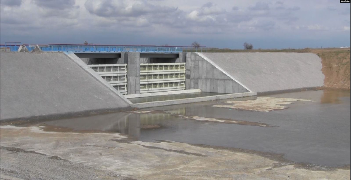 Украина построила на русле канала новую дамбу, чтобы не пустить воду в Крым