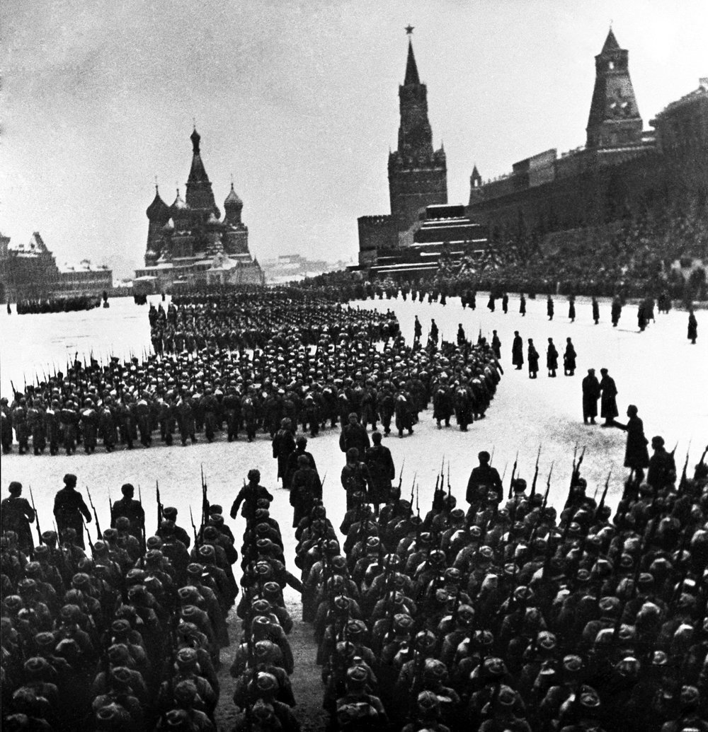 В каком году была оборона москвы. Парад 7 ноября 1941 года в Москве. 7 Ноября 1941 года парад на красной площади битва за Москву. Парада на красной площади в городе Москве 7 ноября 1941 г.