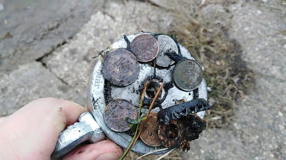 Монетки со дна реки. 