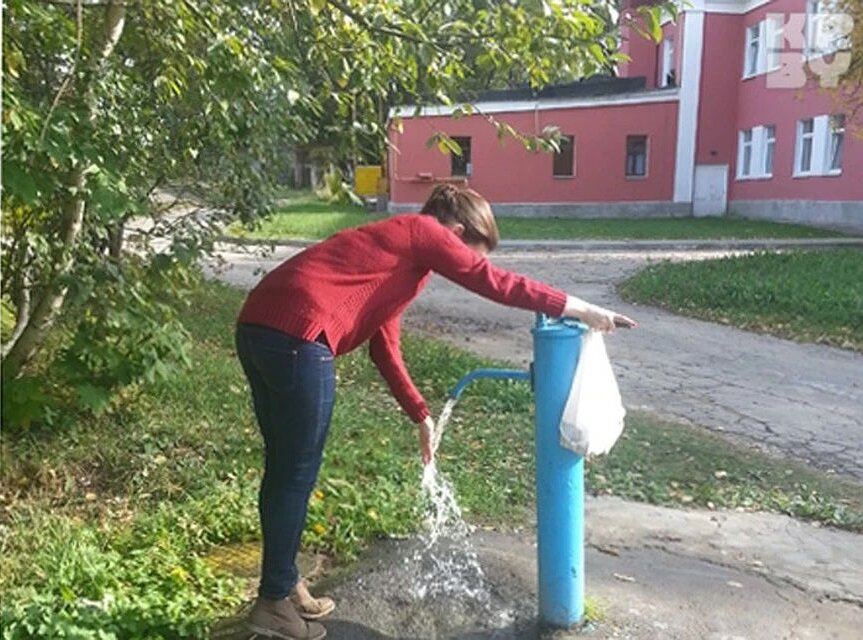 Игры набирать воду. Колонка с водой на улице. Колонка воды в деревне. Вода из колонки на улице. Набирать воду на улице.