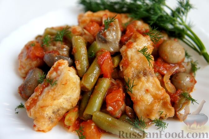 филе рыбы, фасоль стручковая, шампиньоны маринованные, помидоры, сок томатный, лук репчатый, мука, масло растительное, перец чёрный молотый, соль, зелень укропа