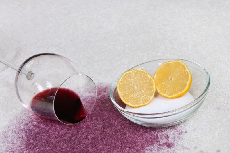 Как вывести пятно от красного вина с дивана: простые и эффективные способы