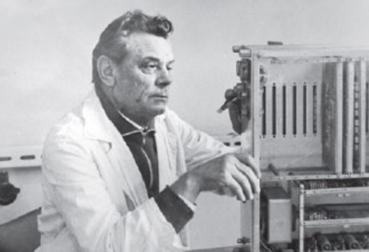 Василий Карцев во время работы на радиозаводе. Фото novgaz-rzn.ru