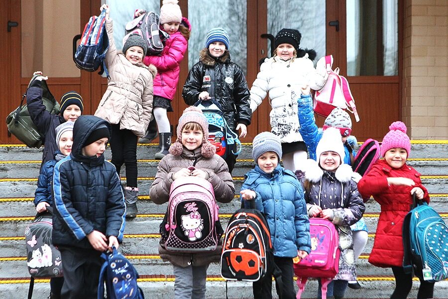 Не нашел фотки, где портфели валяются, но, поверьте, это довольно частое явление