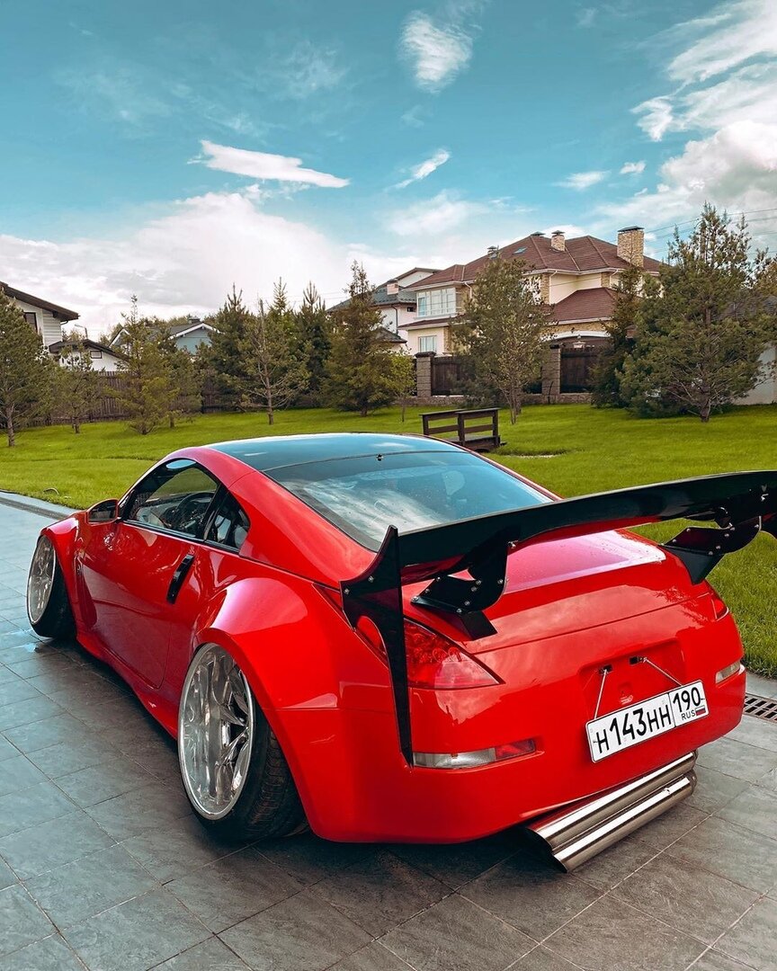 Спорткар Ниссан 350z