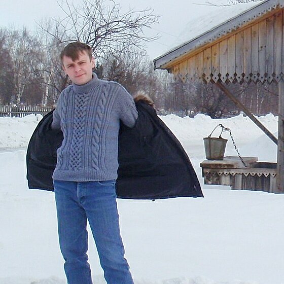 Теплый зимний пуловер.