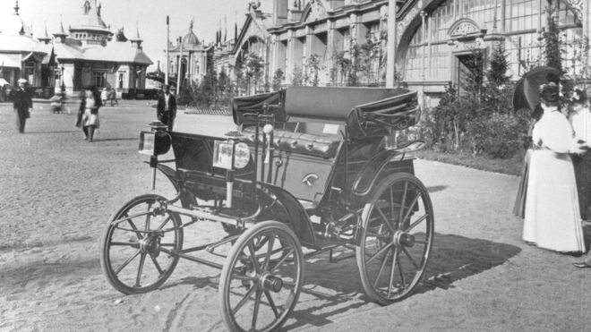 Российскому автомобилестроению исполнилось 120 лет. 14 июля 1896 года на Всероссийской промышленной и художественной выставке в Нижнем Новгороде был показан первый российский автомобиль, сделанный в Санкт-Петербурге.