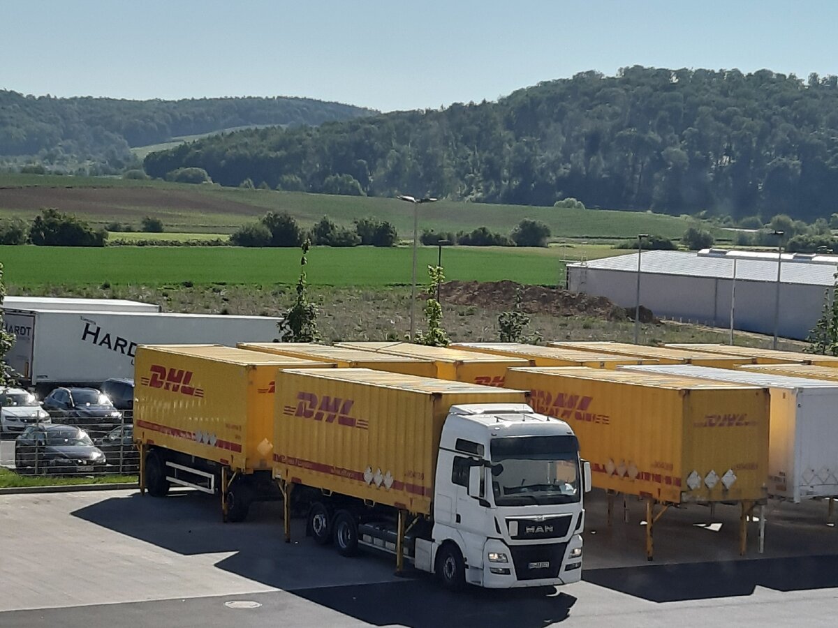 Фуры с товарами у склада.