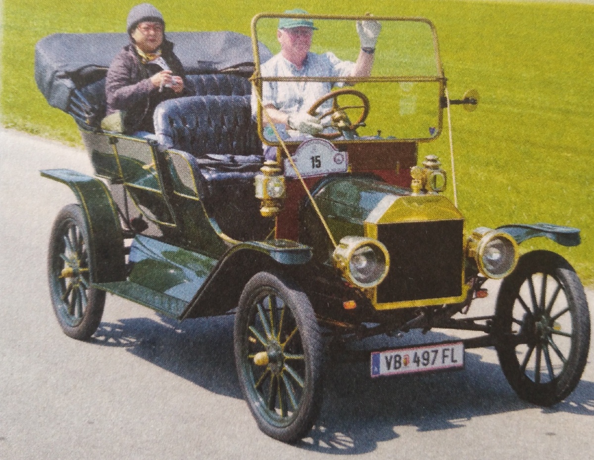 Американский автомобиль "Ford T Touring" (Форд Ти Туэр) выпуска 1910 года с несущей системой рамной конструкции