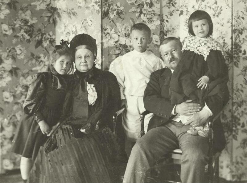 Портрет семьи Морозовых
Неизвестный автор, 1897 - 1898 год, МАММ/МДФ.
