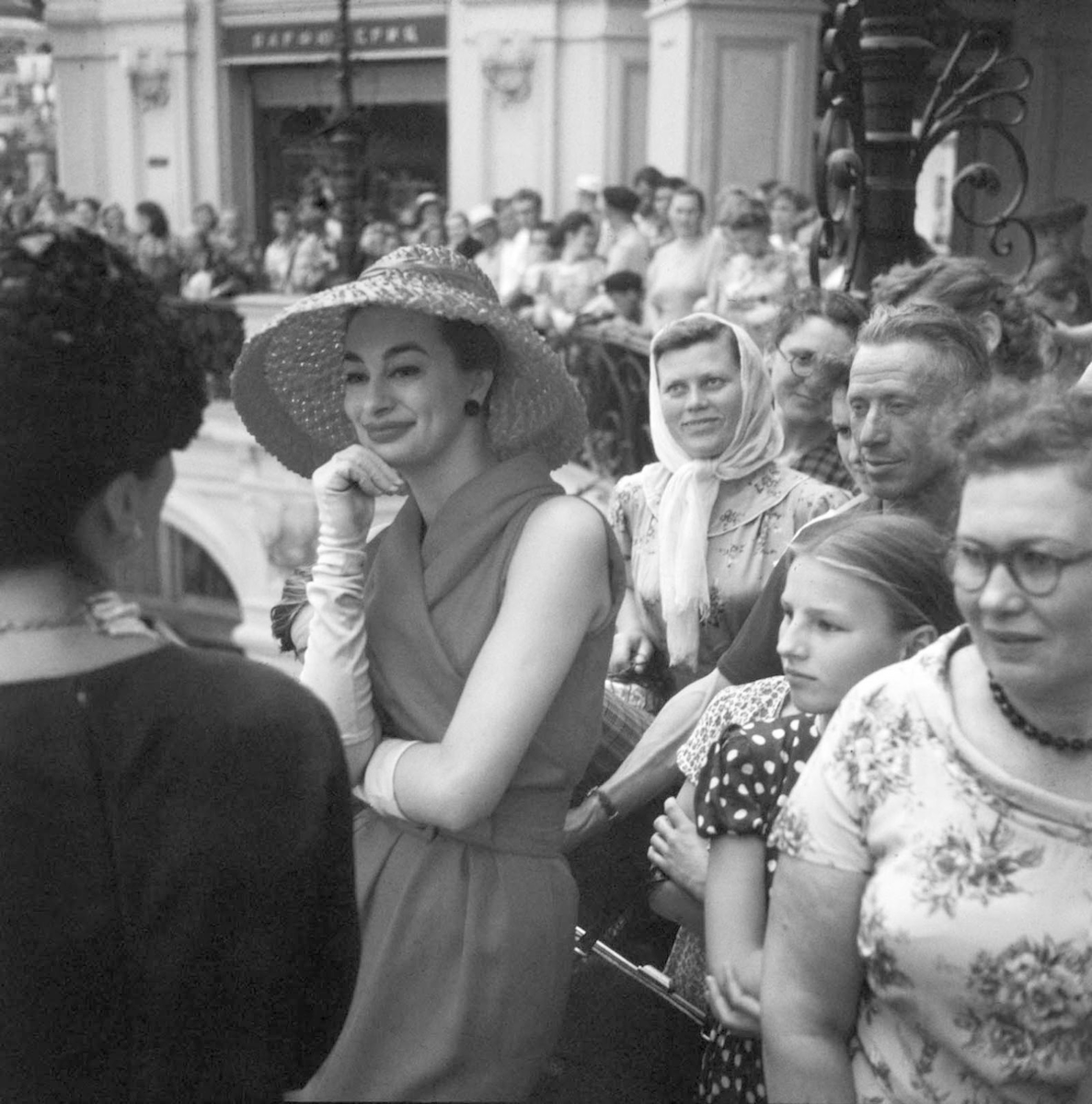 Сногшибательные модели Dior и советский народ на улицах Москвы в 1959 году  | Фотожурнал «Ящик» | Дзен