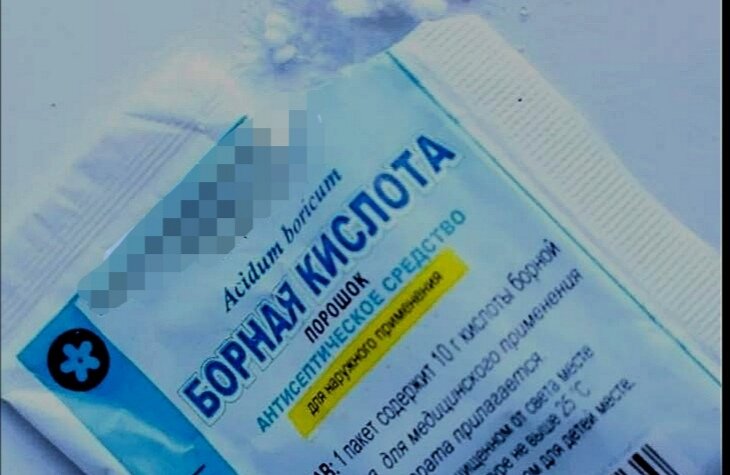 Борная кислота, продается в аптеке, на сезон хватает 4 пакетика 