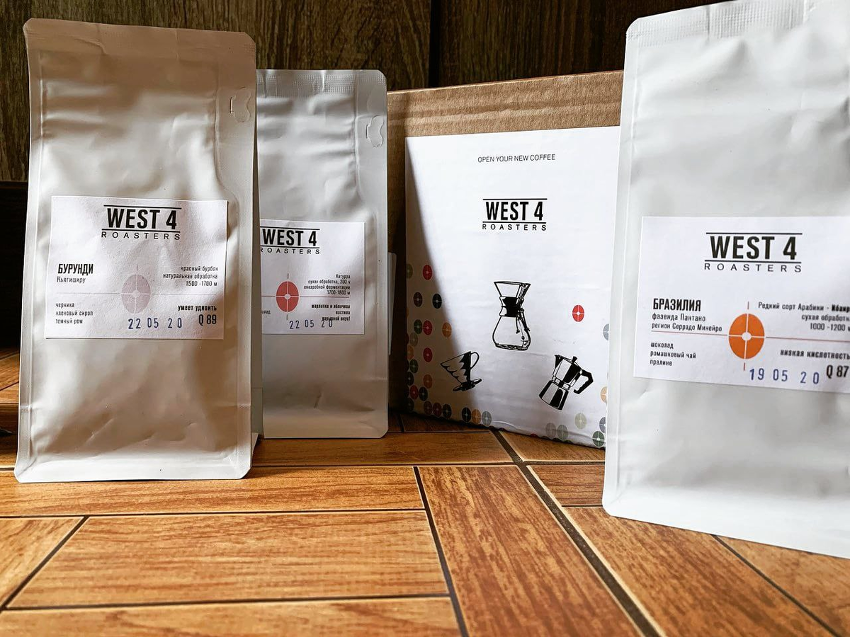 Коробка с кофе и часть пачек зёрен.