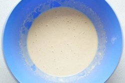 Затем добавляете яйцо, перемешиваете миксером, молоко, снова перемешиваем, добавляем 3 столовых ложки оливкового масла (лучше не заменять растительным) и окончательно перемешиваете всё минуты две.