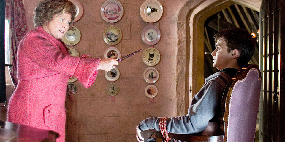 профессор Амбридж за распространение слухов о возрождении Тёмного лорда назначает наказание Гарри Поттеру: писать особым пером фразу «Я не должен лгать». Эта фраза, записанная на бумаге, пропечатывалась в виде надрезов на руке Гарри.