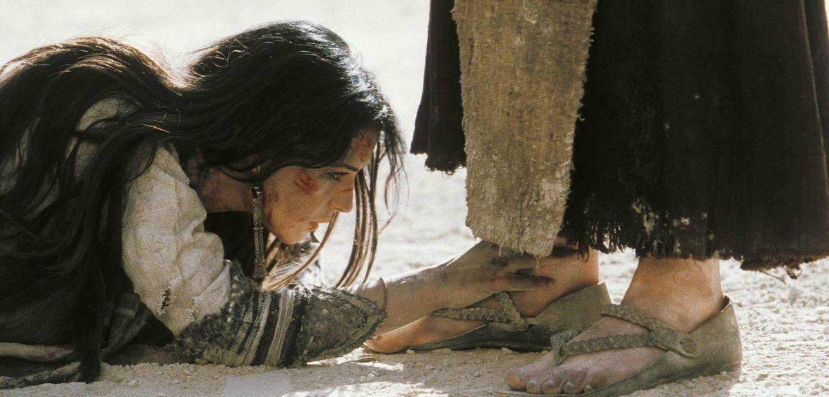 Она тайно прикоснулась , и силы вышла у Него. 