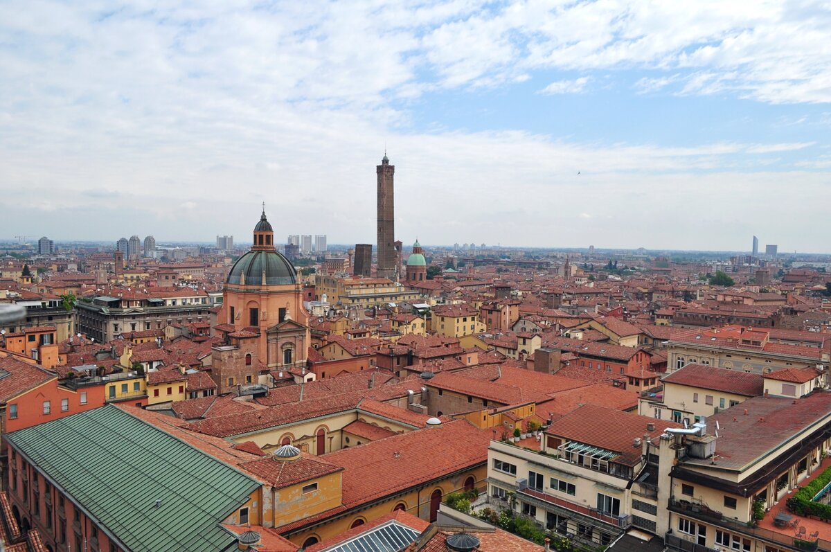 Вид с Собора Святого Петрония на башни Азинелли и Гаризенда