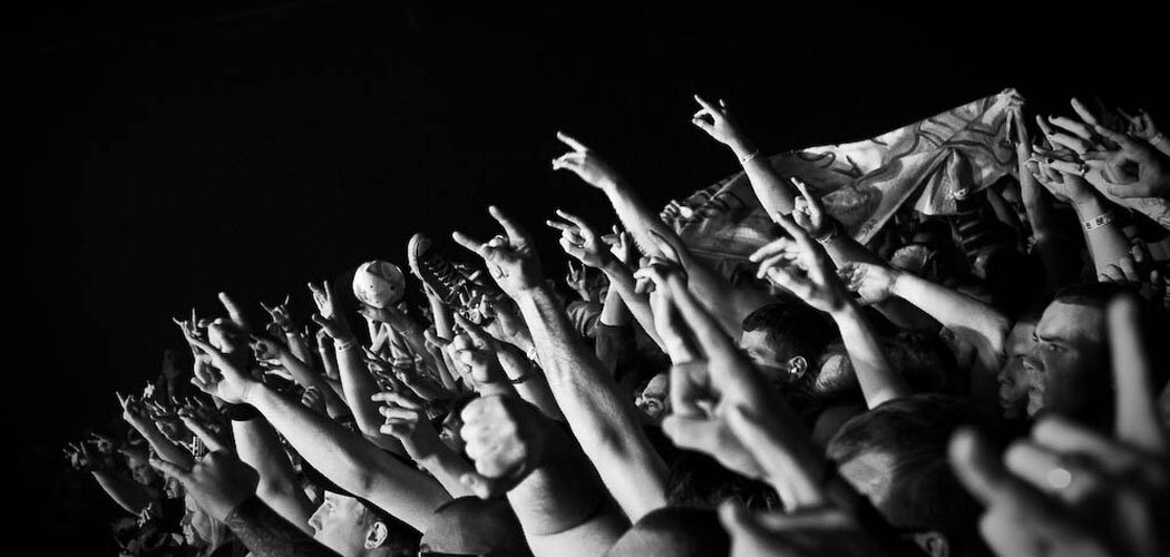 Рок концерты в марте 2024. Рок концерт. Толпа на концерте. Рок концерт руки. Рок толпа.