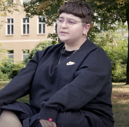 За эти две недели Хенгаме Ягхобифарах приобрела широкую популярность. Настолько широкую, что в ее адрес посыпались оскорбления и угрозы. 